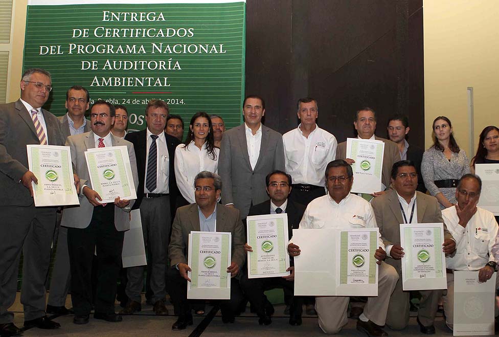 El gobernador y los empresarios condecorados.