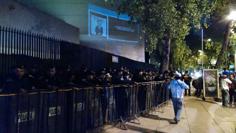Elementos de la SSPDF reforzaron la seguridad en las inmediaciones del Senado ante la presencia de manifestantes.