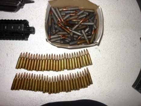 Fueron aseguradas armas y cartuchos útiles. 