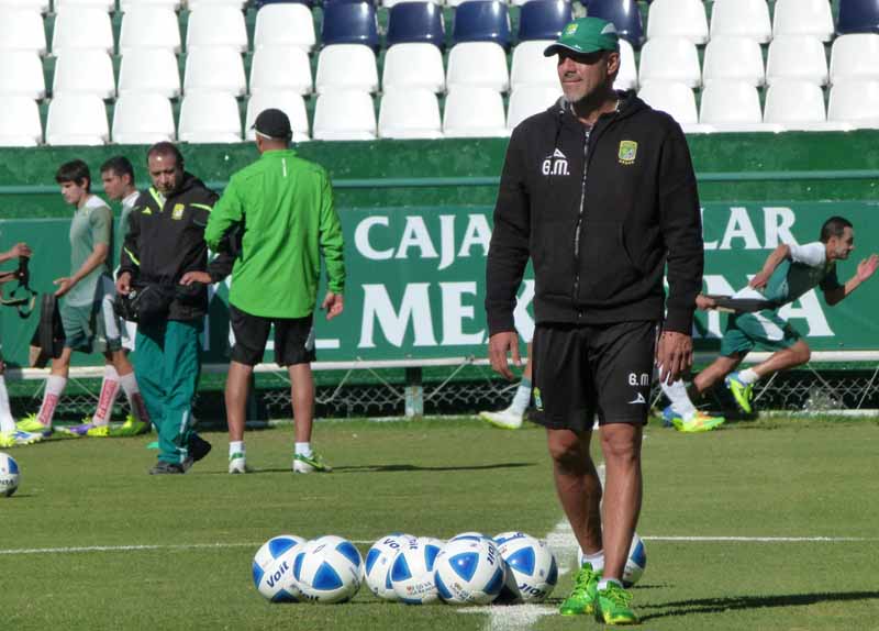 Gustavo Matosas empezó a trabajar con la lista de refuerzos.