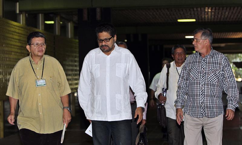 El jefe del equipo negociador de las FARC, Luciano Marín Arango (c), alias Iván Márquez, con otros miembros del grupo guerrillero, hoy en La Habana
