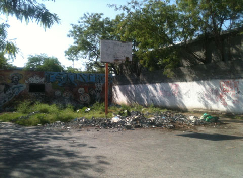 La plaza se encuentra en la colonia Valle del Mezquital. 