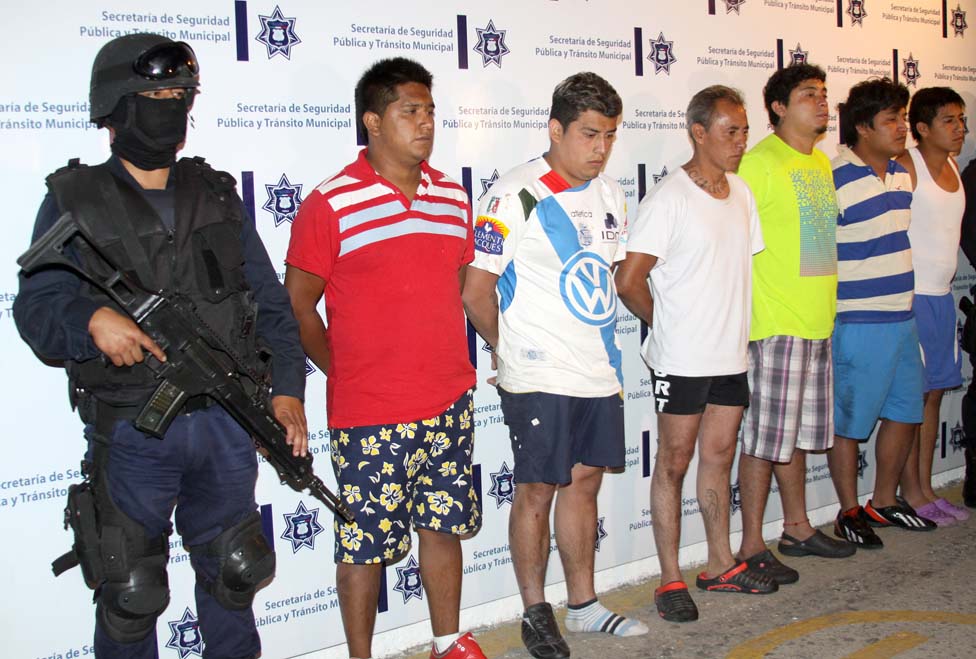 Los seis detenidos fueron presentados.