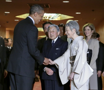Obama (i) se despide del emperador de Japón, Akihito (2i) y la emperatriz Michiko (c), junto a la embajadora de EU en Tokio, Caroline Kennedy (d) 