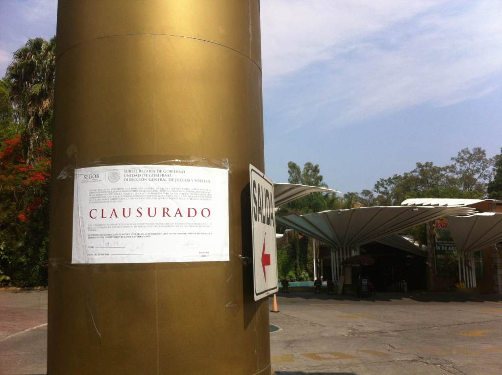 Sellos de clausura al casino "Kash!" en Morelos.