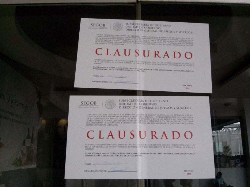 Sellos de clausura en el casino "Kash", en Puebla.