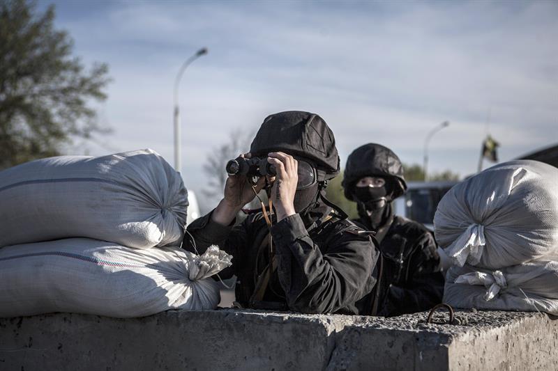 Fuerzas especiales ucranianas toman posiciones en un puesto de control en la carretera entre Sloviansk y Donetsk, en el este del país