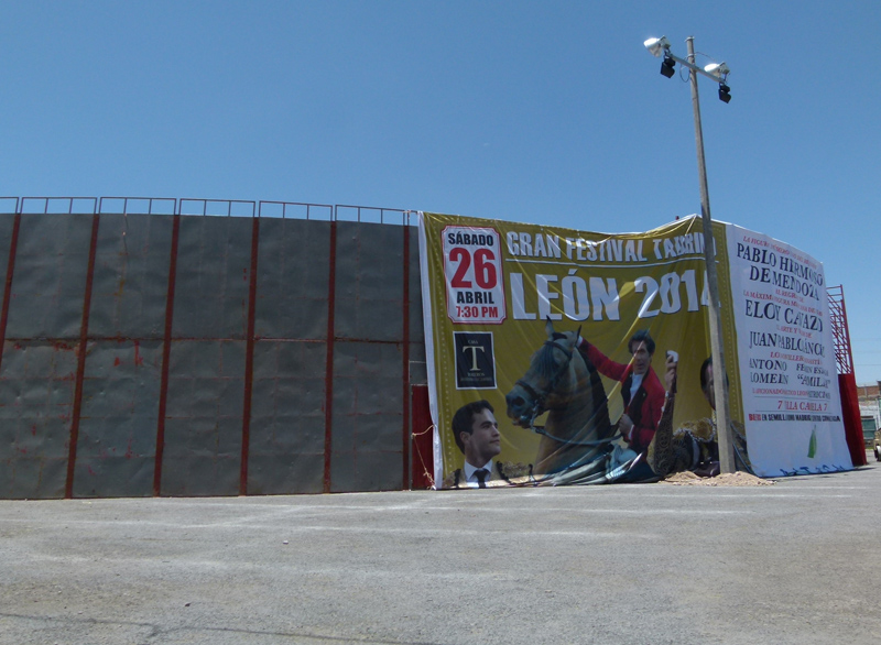 Lona de promoción de la corrida.