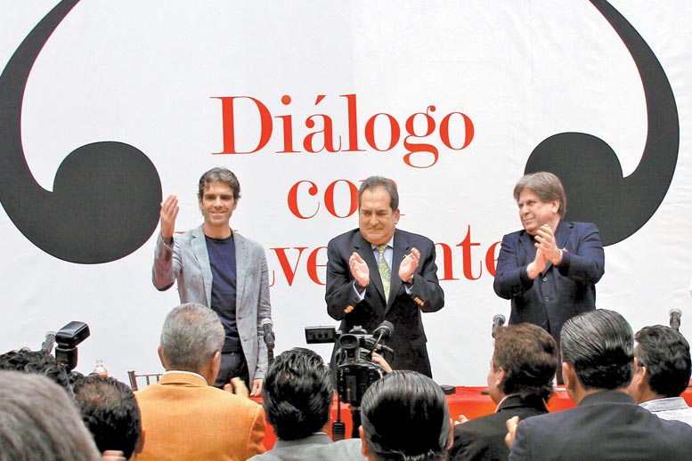 El matador, Rogelio Pérez Cano (titular de la fundación que lleva el nombre del torero) y el presidente de Grupo MILENIO.