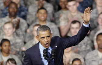 Obama (c) saluda al acabar su discurso a tropas estadunidenses y coreanas en el Collier Field House Yongsan Garrison en Seúl