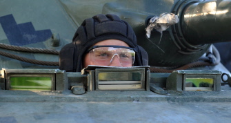 Un soldado ucraniano observa desde un tanque en un nuevo puesto de control levantado junto a la ciudad de Slavyansk, en el este del país