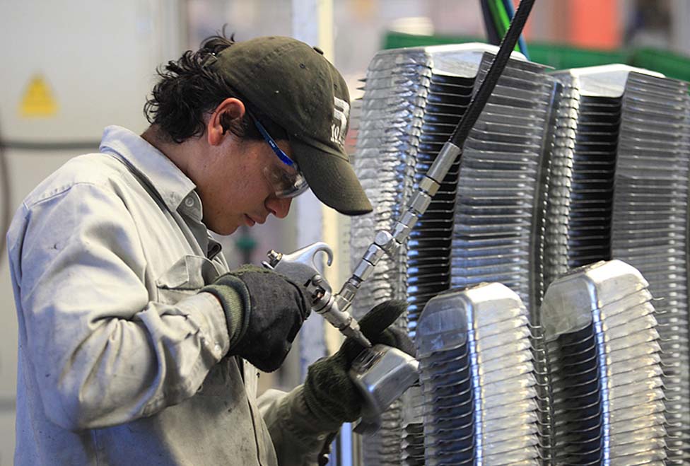 Trabajador al interior de la armadora alemana.