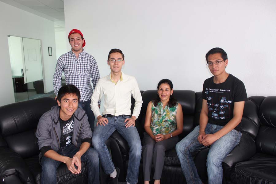 Alumnos del grupo "Keller Team" y Ana Lilia Reyes Herrera, catedrática de la Escuela de Ingeniería y Tecnologías de Información del Tecnológico de Mon