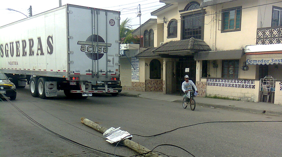 Un camión de paquetería tumbó un poste de Teléfonos de México en la colonia Hidalgo de Ciudad Madero y dejó  sin servicio a las familias del sector, q