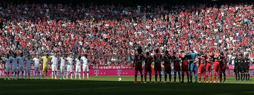 Jugadores del Bayern Munich y Werder Bremen guardan un minuto de silencio en memoria de Vilanova 