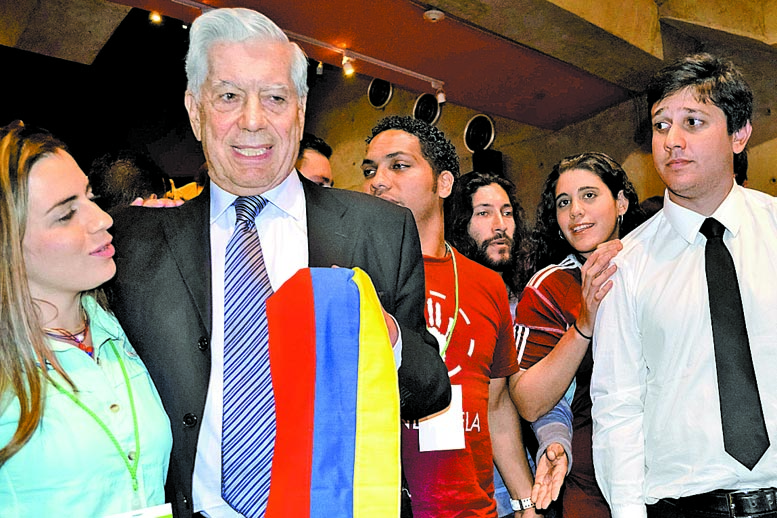 El novelista afirmó que el recibir una bandera venezolana le emocionó más que obtener el premio Nobel.