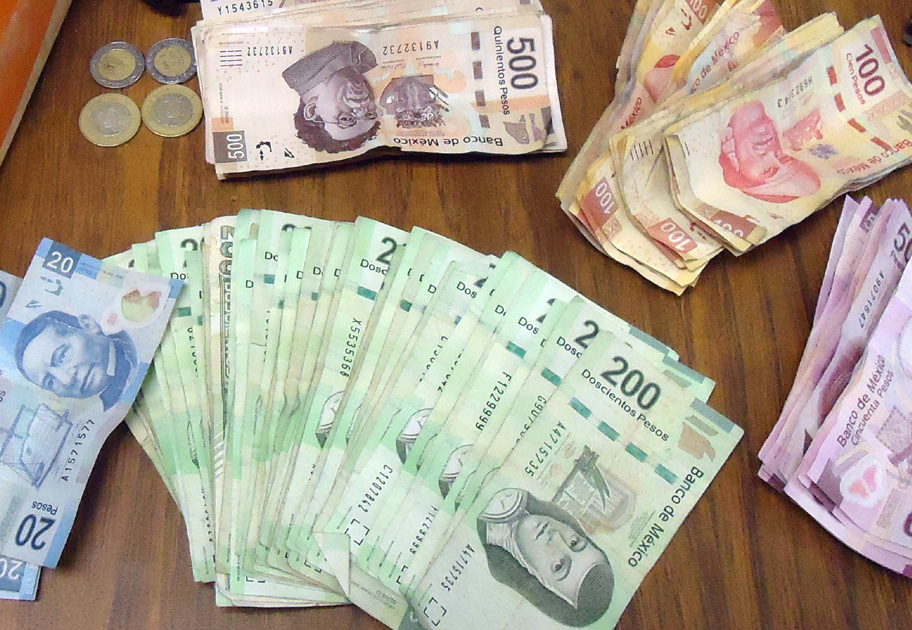 Los asaltantes huyeron en un auto blanco con 55 mil pesos.