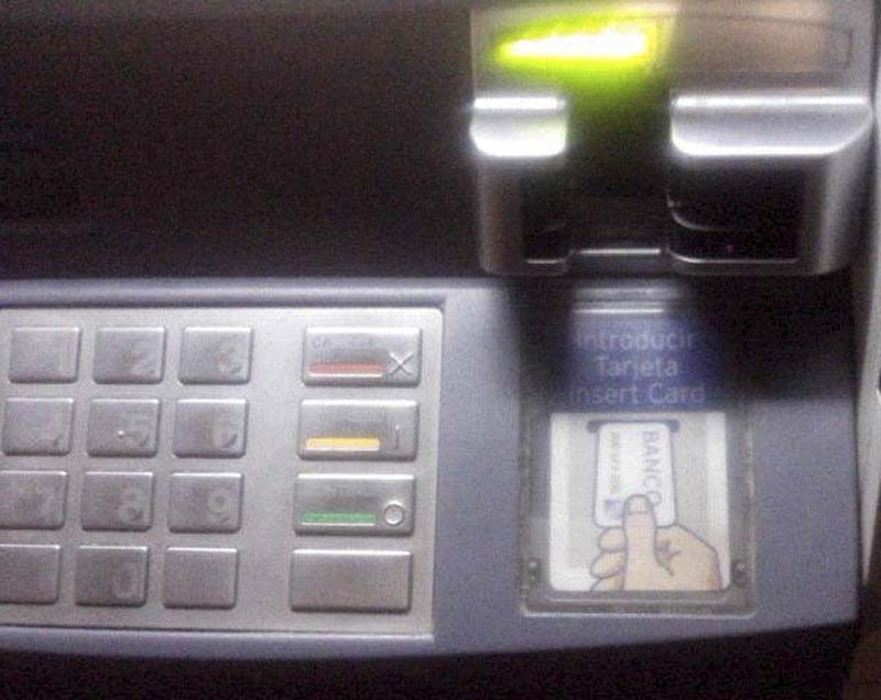 El skimmer que fue instalado en un cajero de Banamex.