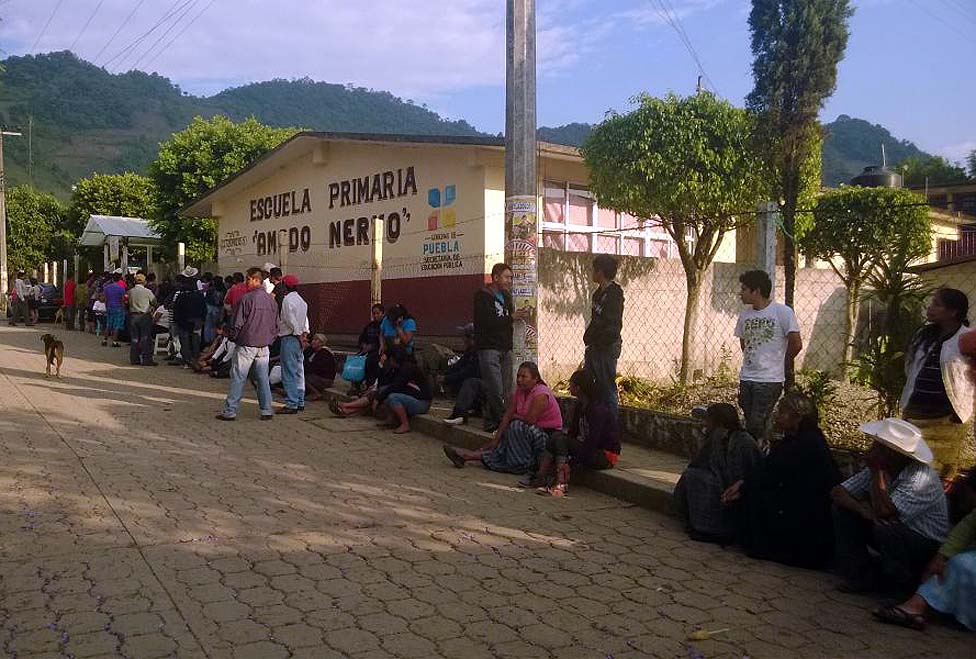 En Papatlazolco votaron hasta con credencial vencida.