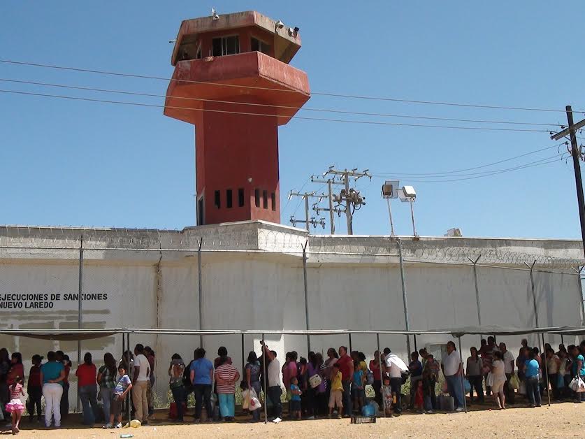 Familiares de reos se quejan de estricta revisión en el Cedes de Nuevo Laredo.