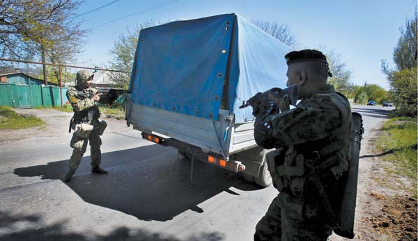 Militantes pro rusos cierran el paso a un camión en las cercanías de la rebelde ciudad de Slaviansk.