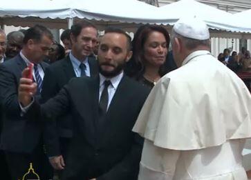 Momento en que un miembro de una de las delegaciones se toma una 'selfie' con el Papa.