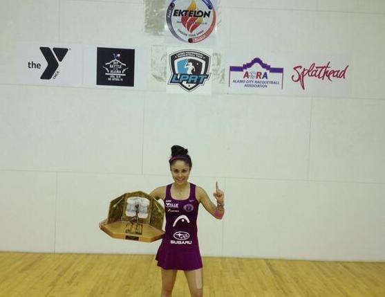 Paola mostrando su trofeo 