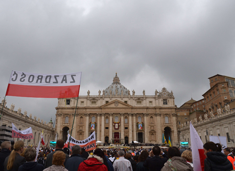 Peregrinos se agolpan en Vía de la Conciliazione y en los aledaños de la Ciudad del Vaticano. 