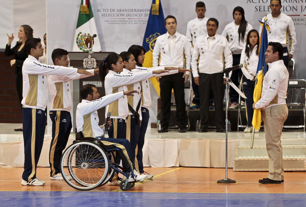 Aristóteles Sandoval hizo entrega de la bandera del estado a los deportistas. 