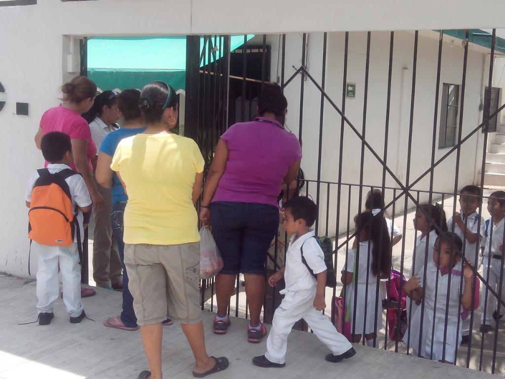 Buscan evitar accidentes en entradas y salidas de clases.