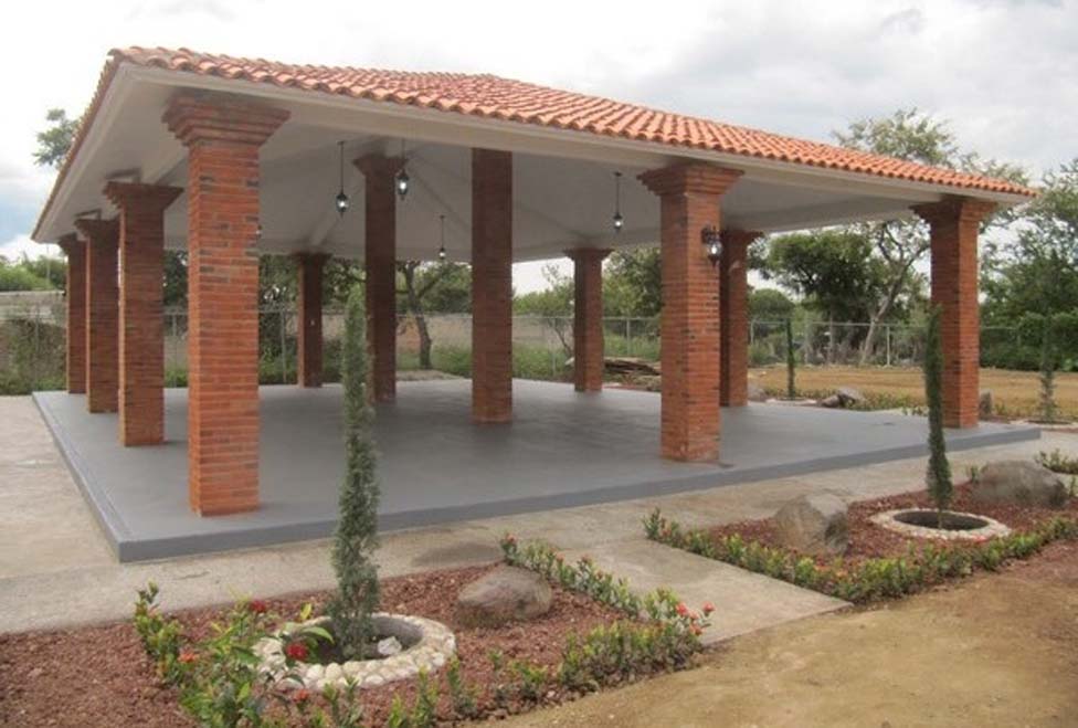 Cobertizo construido en La Soledad por la CFE.