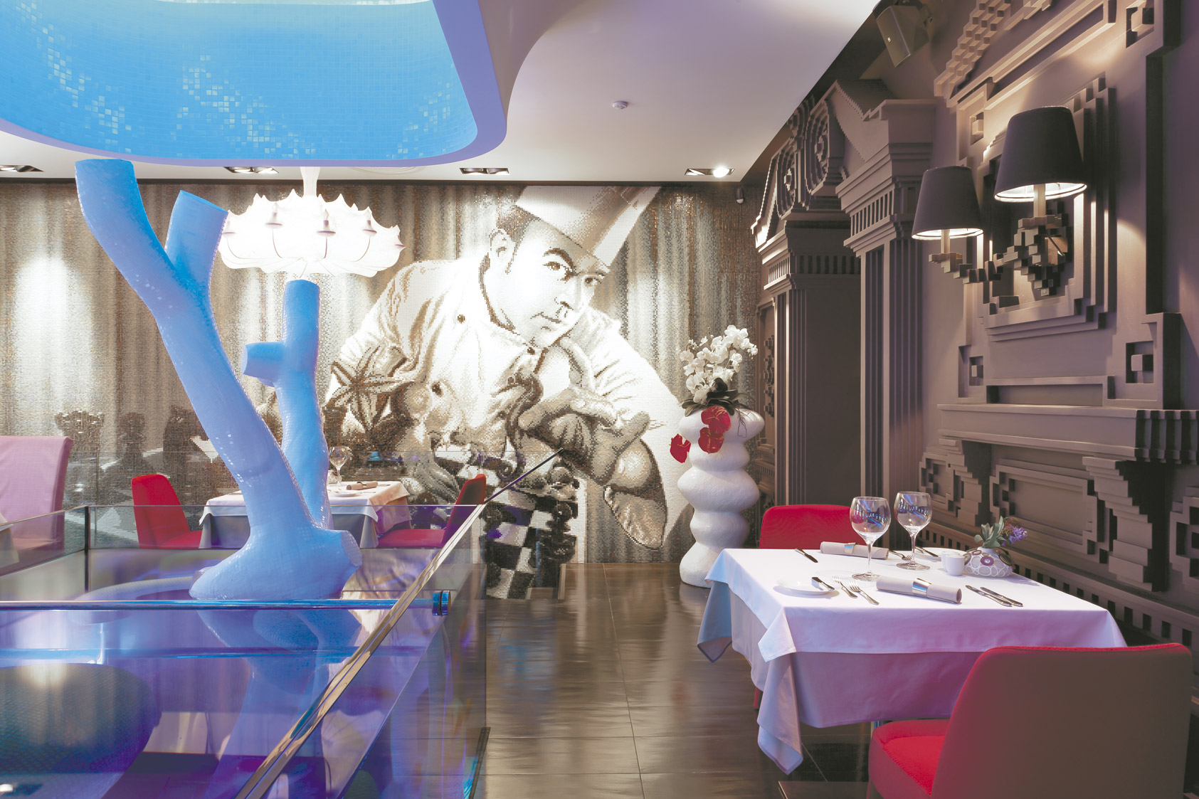 La comida italiana y el diseño clásico contemporáneo inspiraron este espacio que alberga una tienda de abarrotes italianos, un restaurante italiano, y