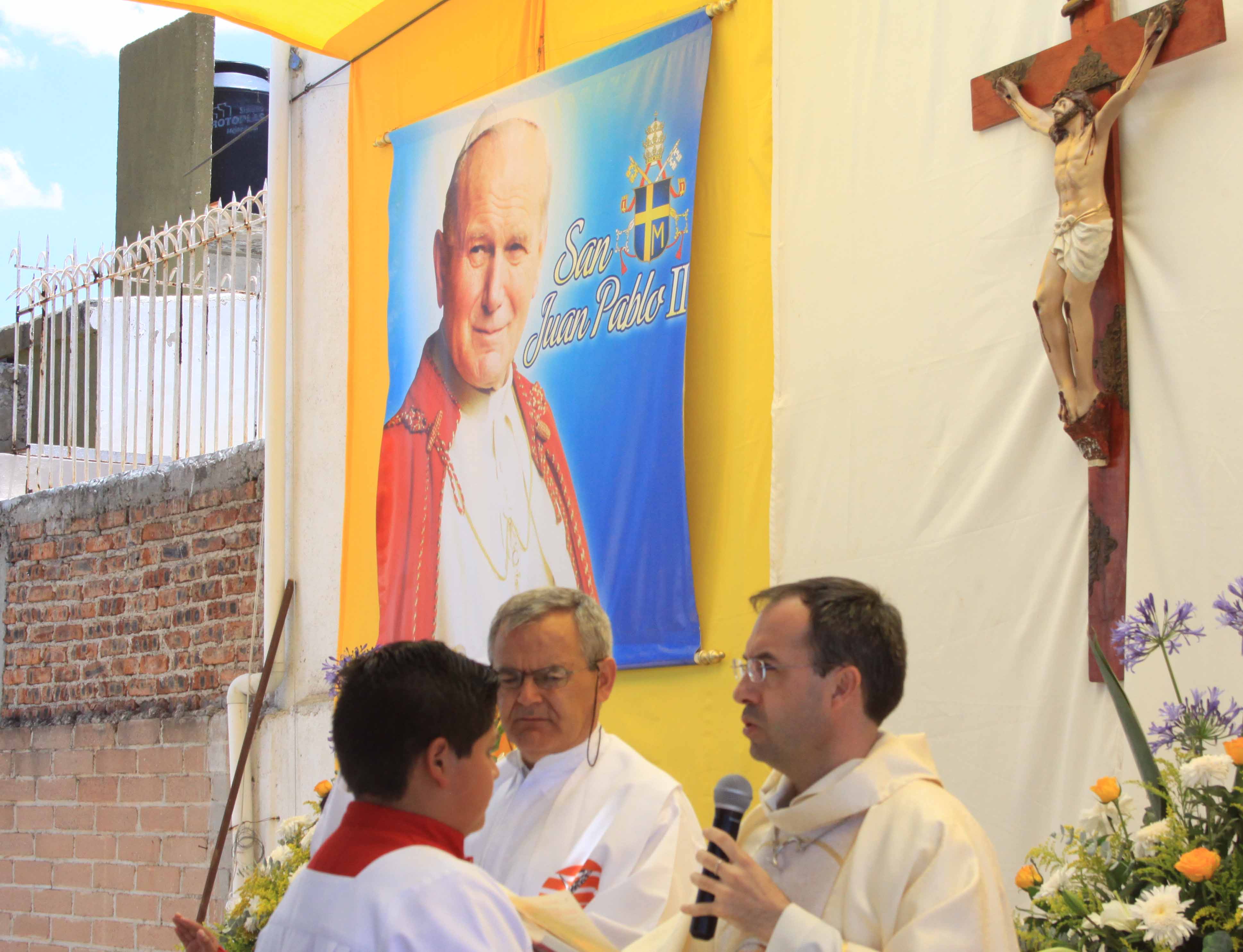 La cuasi parroquia consagrada a Juan Pablo II celebró su canonización. 