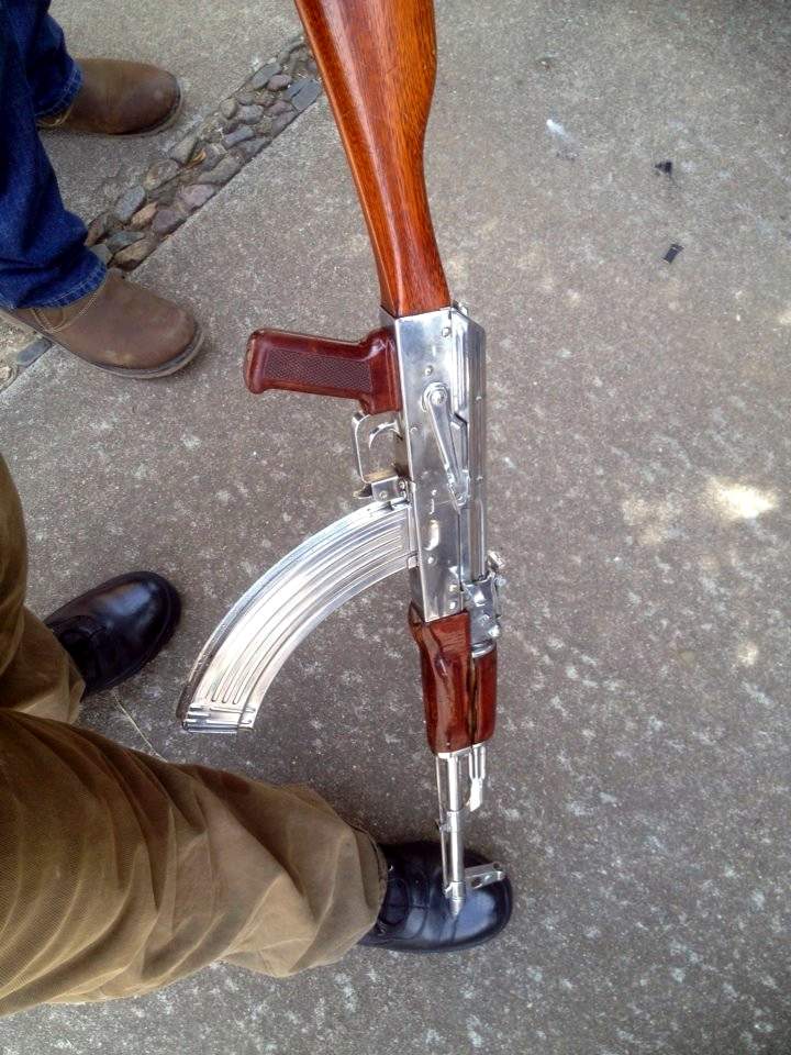 Entre el armamento registrado por las autodefensas se encuentra un AK-47
