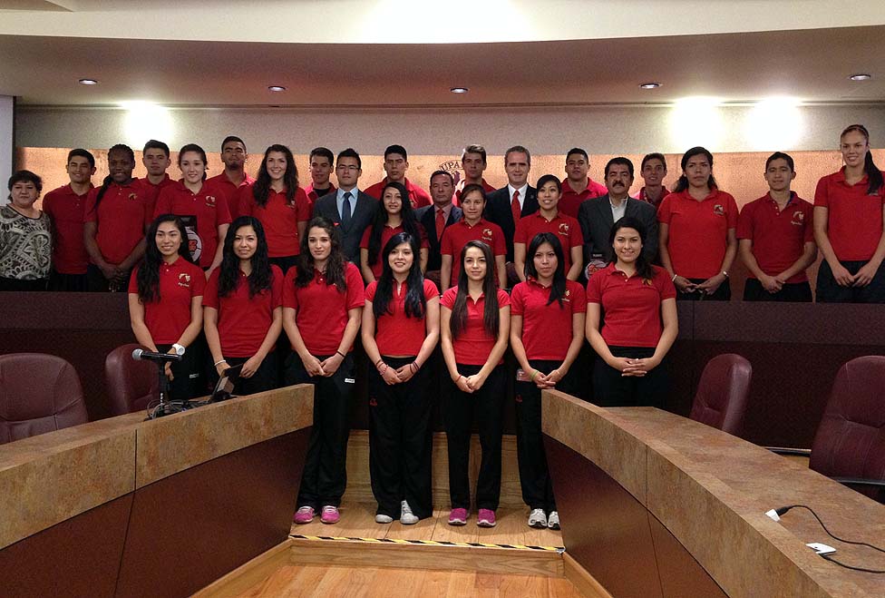Equipos de baloncesto de UPAEP entregan trofeos a su rector.