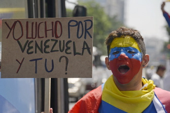 Un estudiante venezolano, ante la  sede del Programa de las Naciones Unidas para el Desarrollo (PNUD) en Caracas, en una protesta contra Maduro