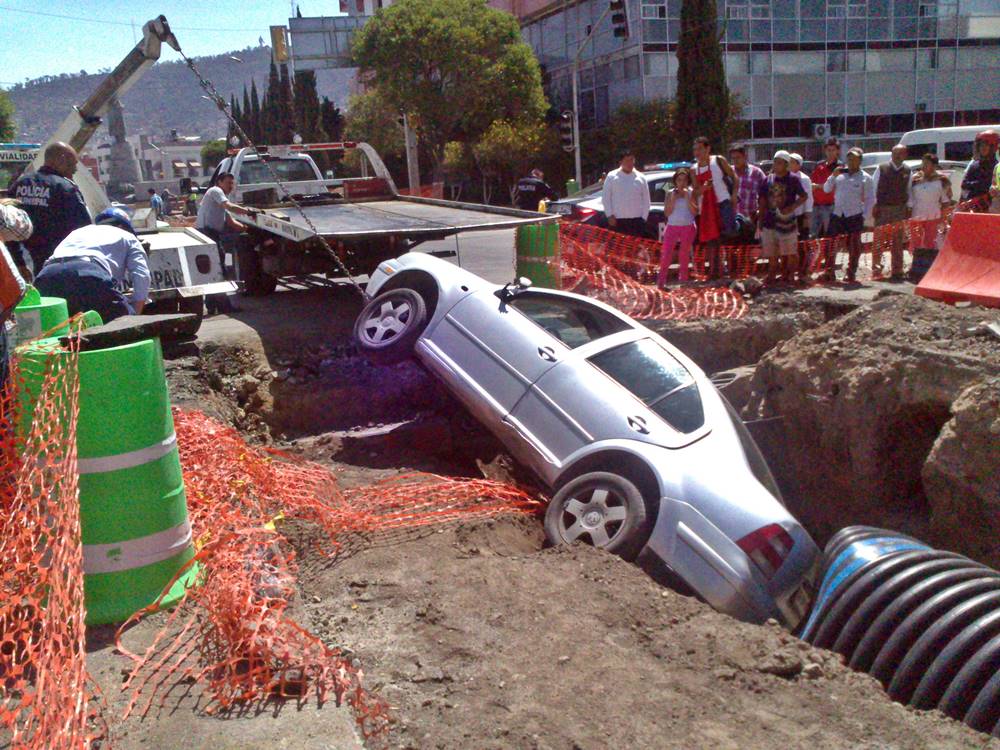 El incidente ocurrió alrededor de las 11:30 horas, cuando un auto modelo Gol con placas HMJ-48-16 de Hidalgo circulaba por Juárez. 