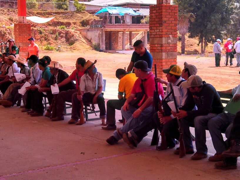 Los integrantes de las autodefensas esperan su turno para comenzar los trámites de registro y desarme 