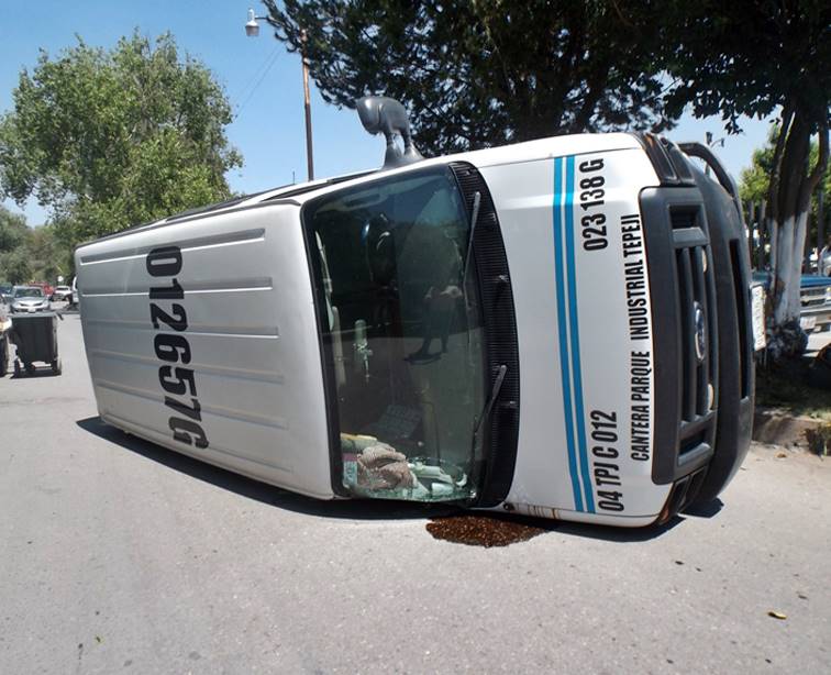 La combi volcó cerca de la central de autobuses. 