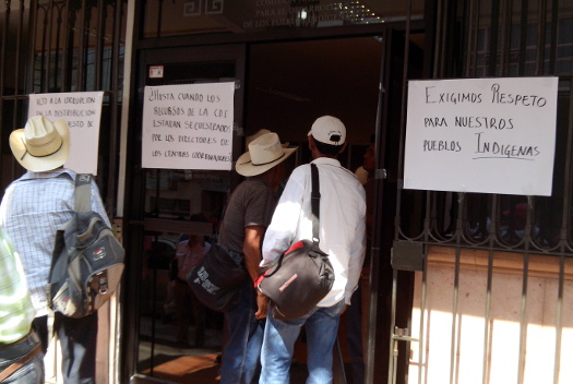 Los manifestantes reclaman que los programas sociales son repartidos de manera política y no en forma equitativa y transparente.