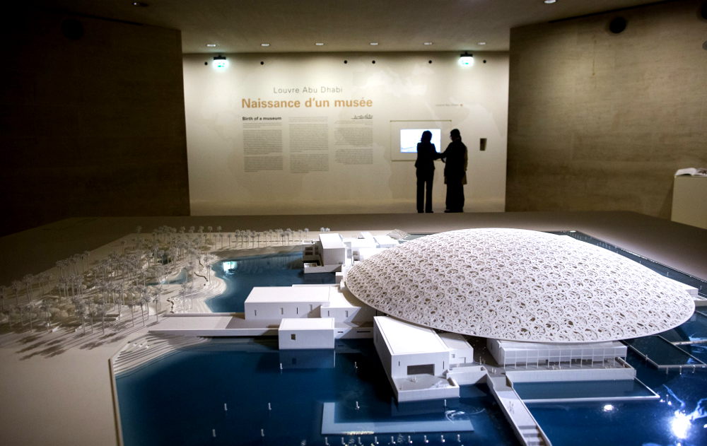 La maqueta del proyecto del 'Louvre Abud Dhabi' es mostrada en la exposición 'Louvre Abu-Dhabi, la naissance d'un musée', en el museo Louvre de París,