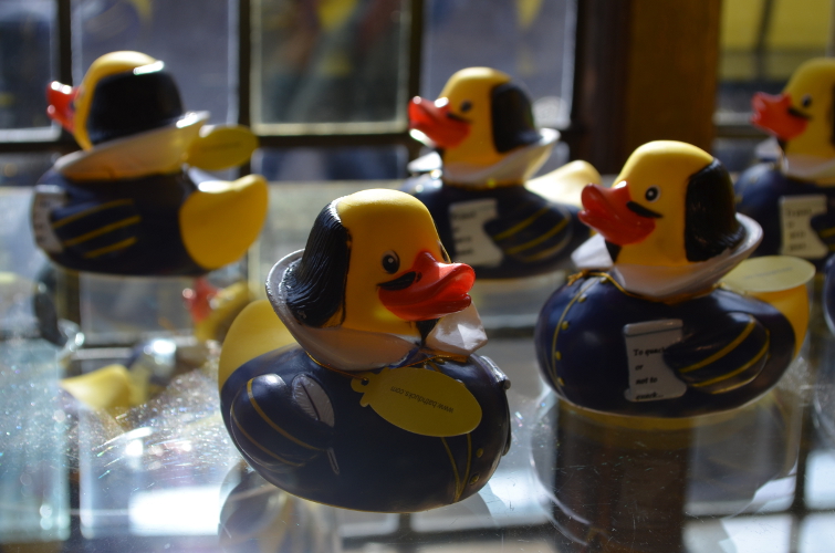 Patitos de goma con aspecto de Shakespeare en la tienda de souvenirs de la casa natal del escritor.
