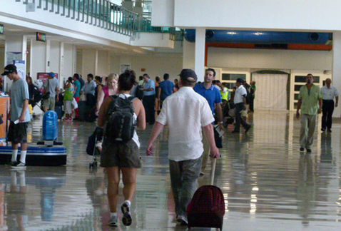 Se registraron constantes entradas y salidas de vacacionstas en aeropuerto y centrales de camiones