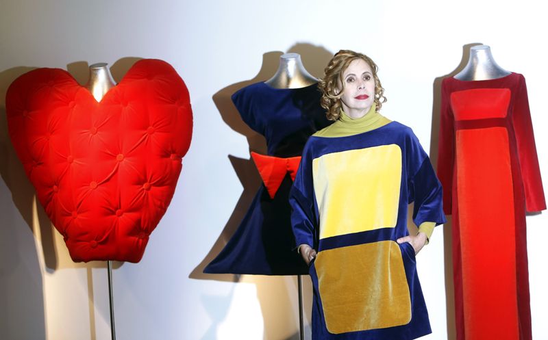 "Agatha Ruiz de la Prada: 55 formas de vestir el color", hace un recorrido de tres décadas a través de 55 emblemáticos vestidos.