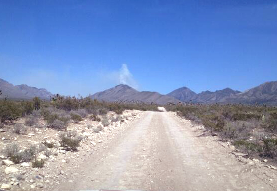 Desde lo lejos se puede ver el humo que deja el incendio.