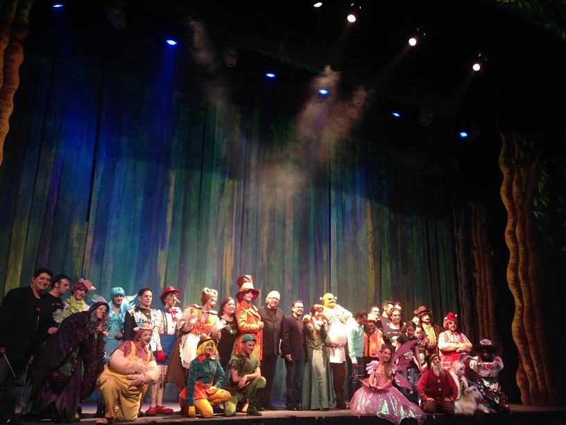 Más de 40 artistas en escena, entre actores, bailarines y músicos.