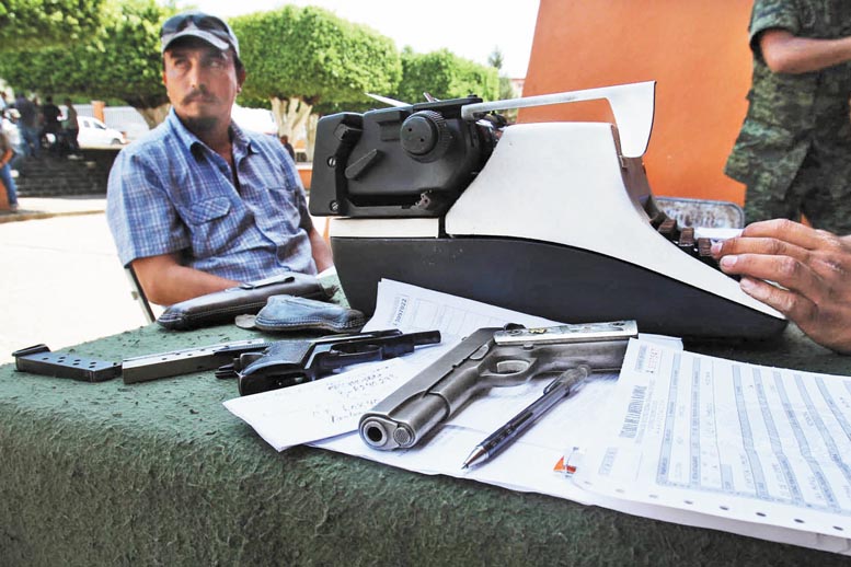 Personal militar se encarga de registrar el armamento.