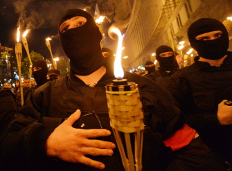 Ultranacionalistas ucranianos marchan hacia la plaza de la Independencia para recordar a los "Héroes de Maidan" allí caídos en las protestas