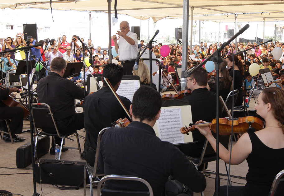 Alumnos del Colegio Cervantes, tocaron junto a los músicos dentro de la presentación.