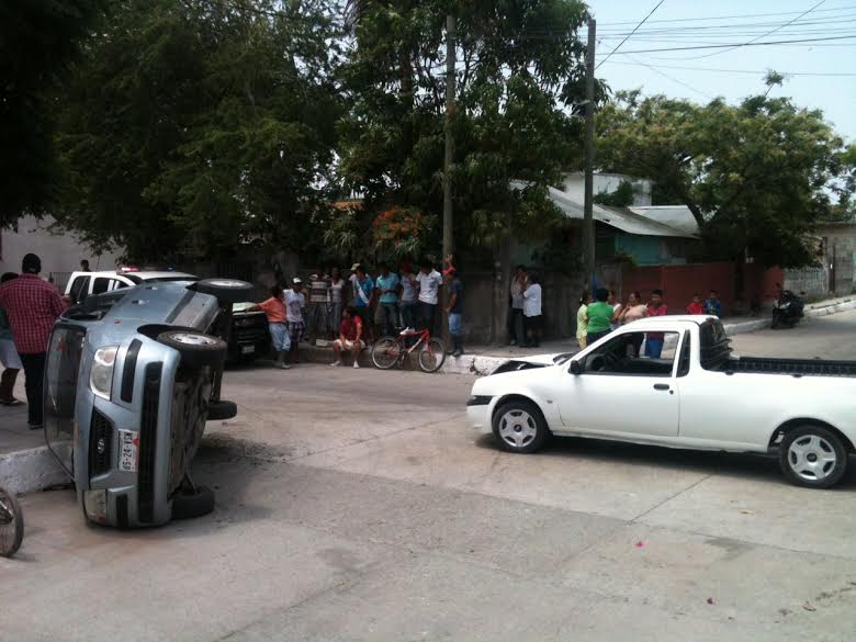 Cuantiosos daños materiales y elchofer de la unidad de transporte lesionado fue el saldo de un choque y volocadura en la colonia Vicente Guerrero de T
